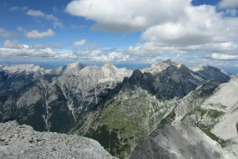 Razgled z vrha kanjavca proti Prisanku, Razorju, Škrlatici, Pihavcu… / Foto: Jelena Justin