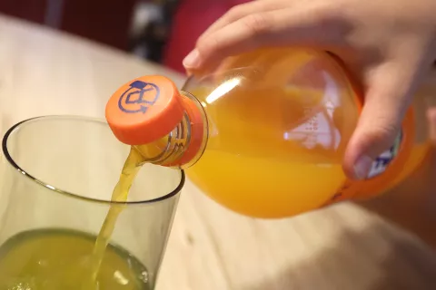 Pokrovčki na plastenkah bodo po novem morali biti pritrjeni. / Foto: Gorazd Kavčič