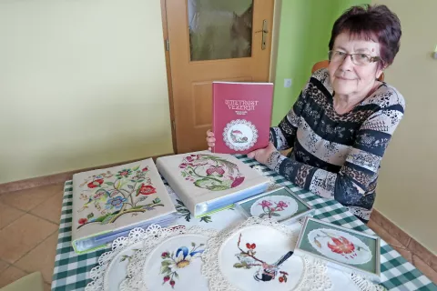 Marija Šolar obvlada različne tehnike vezenja, ki jih predstavlja tudi v knjigi. / Foto: Igor Kavčič