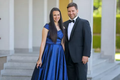 Baritonist Domen Križaj in sopranistka Mojca Bitenc Križaj pred nastopom v Naklem / Foto: Tina Dokl