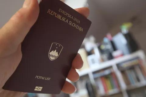 Določene države zahtevajo, da je potni list ob vstopu na njihovo ozemlje veljaven vsaj &scaron;e pol leta ali več. / Foto: Gorazd Kavčič