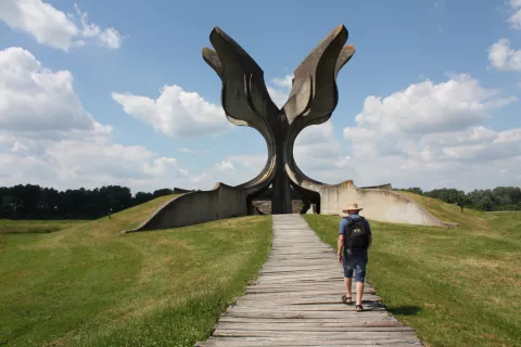 Kameni cvet, spomenik žrtvam ustaškega nasilja v taborišču Jasenovac, odkrit leta 1966. Avtor spomenika je arhitekt Bogdan Bogdanović. / Foto: Foto: Olga Vončina