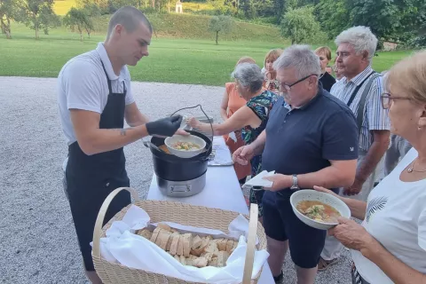 Hišni kuhar Janez Kržišnik je pripravil in postregel pristno visoško jed, imenovano visoški lonec. / Foto: Mateja Rant