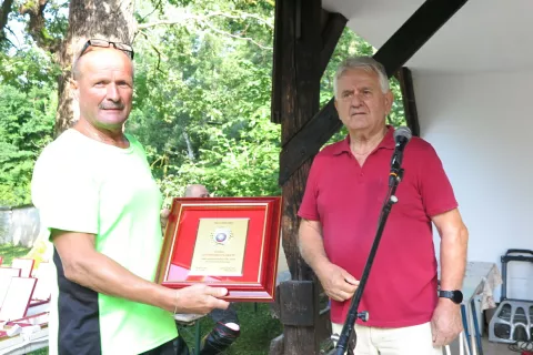 Predsednik Balinarskega kluba Loka 1000 Jure &Scaron;tancer je ob jubileju prejel spominsko plaketo, ki mu jo je izročil predsednik Balinarske zveze Gorenjske Milo&scaron; Nikolič. / Foto: Vilma Stanovnik