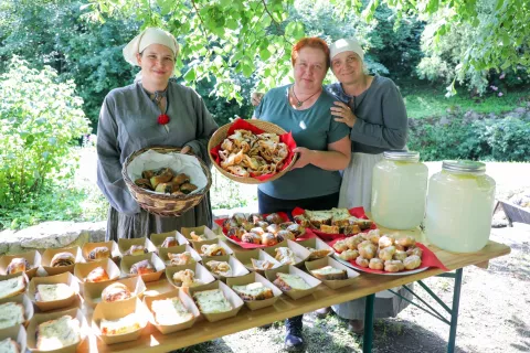 Eva Pre&scaron;eren, predsednica TD Kropa Metka Kavčič in Ur&scaron;ka Kavar s kroparskimi sladkimi dobrotami / Foto: Tina Dokl
