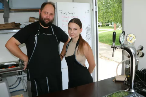 Aleš Žganjar in pomočnica Živa Puklavec / Foto: Alenka Brun