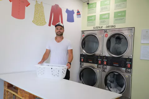 Tadej Dolenc, lastnik samopostrežne pralnice perila Žehta na žeton v Kranju / Foto: Tina Dokl