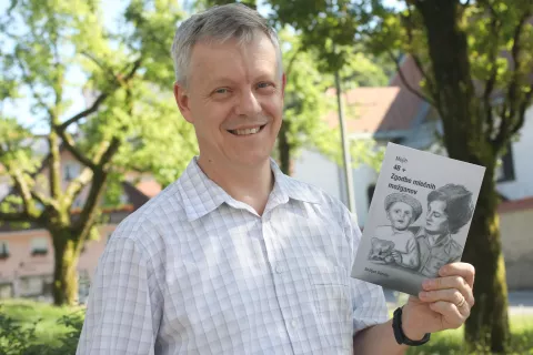Bo&scaron;tjan Dem&scaron;ar s knjižnim prvencem, ki ga je naslovil Mojih 48 + Zgodbe mlečnih možganov / Foto: Gorazd Kavčič