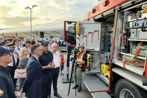 Prevzema novih vozil se je udeležil tudi minister za obrambo Marjan &Scaron;arec. / Foto: Ministrstvo za obrambo RS