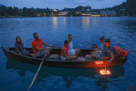 Prostovoljci bodo tudi letos pomagali pri razvozu lučk v jajčnih lupinah po Blejskem jezeru. / Foto: Miro Zalokar, arhiv JZ Turizem Bled