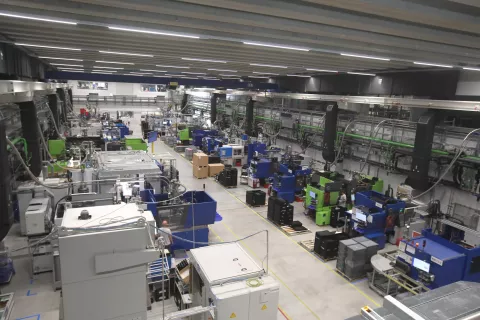 obisk predsednik vlade Iskra Mehanizmi Intelligent Mechatronics industrijska cona Brnik avomobilska industrija direktor Marjan Pogačnik ogled proizvodnja / Foto: Gorazd Kavčič