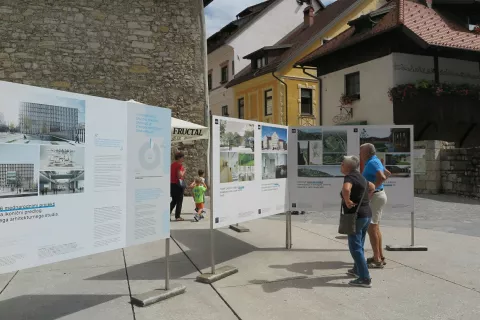 Do sredine avgusta si je na Trgu pod gradom v &Scaron;kofji Loki moč ogledati zanimivo razstavo o arhitekturnih re&scaron;itvah. / Foto: Vilma Stanovnik