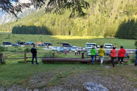 Sreda, 19. julij, ob približno 15.30, ko so se pohodniki nabrali pri Kovinarski koči v Krmi, ker niso mogli naprej / Foto: Mira Bevk