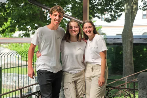 sprejem slovenski maturanti iz Argentine RAST 52 pri državna sekretarki sekretarka Vesna Humar na Uradu vlade za Slovence po svetu na fotografiji maturanti z leve Andrej Kočar Jana Altini in Katja Zupanc / Foto: Tina Dokl