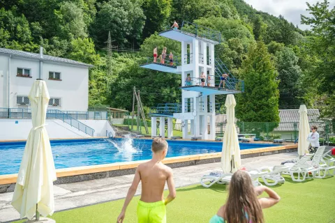 Bazen Ukova so v sredo po zaključeni prenovi ponovno odprli. Prvi obiskovalcii so uživali v brezplačnem kopanju. / Foto: Nik Bertoncelj