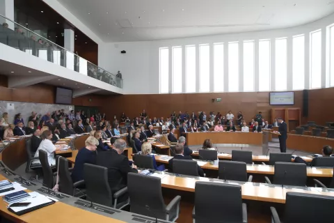 Parlameter omogoča, da se &scaron;ir&scaron;a javnost seznani z delovanjem poslancev in nazorno spremlja njihove aktivnosti. / Foto: Gorazd Kavčič