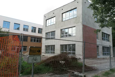 Delavci so ta teden za silo pospravili gradbišče, zaprli vrata in odšli. / Foto: Vilma Stanovnik