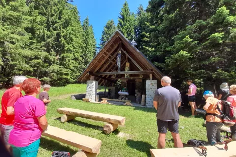 V kapelici Janeza Krstnika na Kofcah bodo do konca avgusta ob 11.30 redne nedeljske maše. / Foto: Jože Košnjek