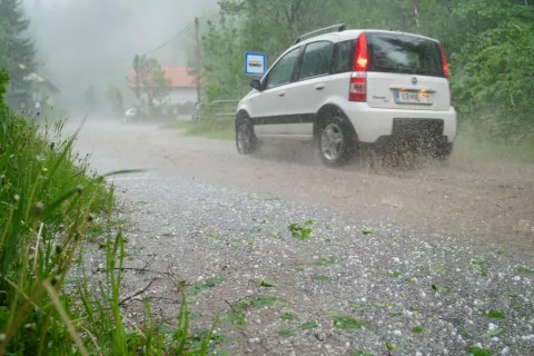 Na vrata že trka poletje, tako da sonce iz dneva v dan bolj pregreva ozračje, posledici višjih temperaturah sta večje izhlapevanje ter visoka vlažnost, vse to pa botruje močnim popoldanskim nalivom. Nekaj jih je bila nedavno deležna tudi Gorenjska, takole je neurje s točo besnelo na Jesenicah. S. L. / Foto: Nik Bertoncelj
