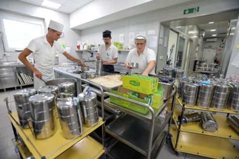 Tudi v kuhinji Doma upokojencev Kranj dnevno pripravljajo kosila za razvoz. / Foto: Tina Dokl