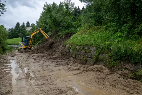 Izredne razmere gorenjska poplave poplava 5-8-2023 cesta Brezje pri Tržiču - Begunje / Foto: Primož Pičulin