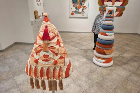 Dela španskega tandema Twee Muizen so na ogled v Glaleriji Ceneta Avguština ZVKD Kranj. / Foto: Igor Kavčič