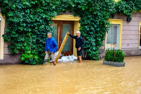 Narasla voda je ogrozila številne hiše v Pliberku. / Foto: Časopis Novice Celovec