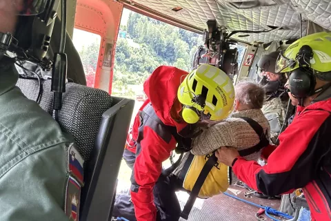 Črna na Koroškem, evakuacija starejše osebe / Foto: Slovenska Vojska