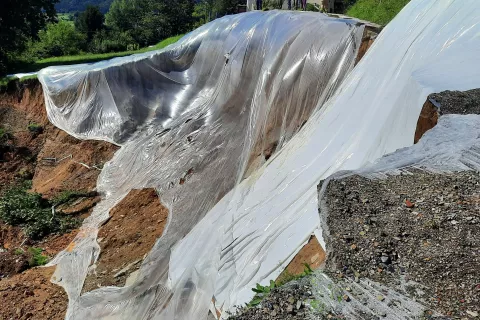 Plaz v Srednji vasi je megalomanskih razsežnosti / Foto: Klara Mrak