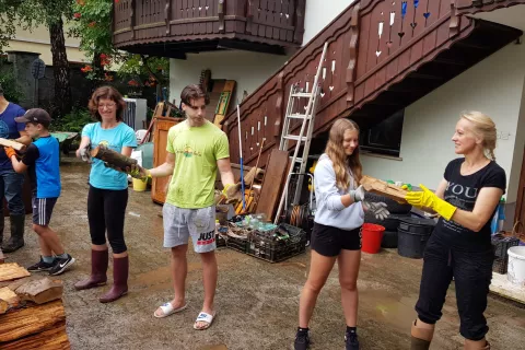 Prijatelji, med njimi tudi člani zbora Cofi, so pomagali tudi pri zlaganju skladovnice drv, ki jih je odneslo vse naokoli. / Foto: arhiv Mire Bergant