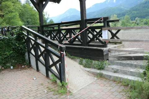 Po več neuspelih poskusih praznjenja in či&scaron;čenja jezera Črnava v preteklosti, so to na občini v Preddvoru ponovno načrtovali letos jeseni, a ker je narava minuli teden pokazala zobe, je zadeva postala urgentna. / Foto: Alenka Brun