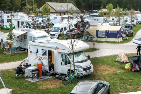 Uporaba avtodoma je priljubljena oblika dopustovanja. / Foto: Tina Dokl