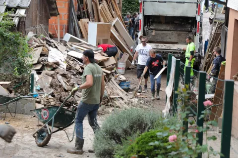 izredne razmere Gorenjska poplave poplava 8.8.2023 &Scaron;kofja loka območje Pu&scaron;tal &scaron;tevilni prostovoljci / Foto: Tina Dokl