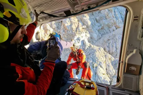 Letalska policijska enota je z dežurno GRZS ekipo na Brniku v petek v gorah reševala kar petkrat. / Foto: Arhiv Pu Kranj