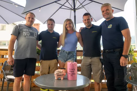 Idejni vodja zbiralne akcije Damir Dem&scaron;ar, poveljnik PGD Gorenja vas Domen Božičnik, &raquo;&scaron;efica&laquo; Bara Petka Petja Rebolj, namestnik poveljnika PGD Gorenja vas Gregor Stanonik in župan Občine Gorenja vas - Poljane Milan Čadež / Foto: Primož Pičulin
