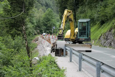 V dolini Kokre previdno, saj potekajo obsežna dela na cesti. / Foto: Tina Dokl