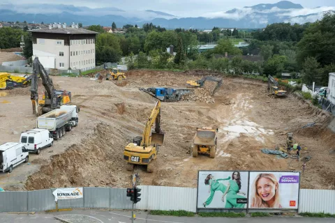 Stanovanjska soseska Kranjska iskrica, ki jo že gradijo, bo gravitirala na OŠ Jakoba Aljaža. / Foto: Tina Dokl