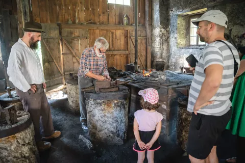 V vigenjcu Vice so pokazali, kako se je kovalo v starih časih. / Foto: Nik Bertoncelj