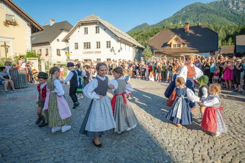 Nastopila je folklorna skupina Nageljčki / Foto: Nik Bertoncelj