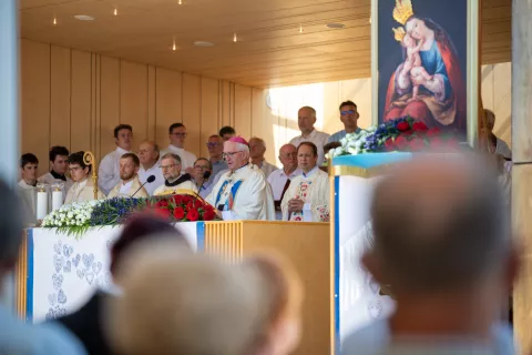 Slovesna sveta ma&scaron;a ob prazniku Marijinega vnebovzetja na Brezjah / Foto: Primož Pičulin