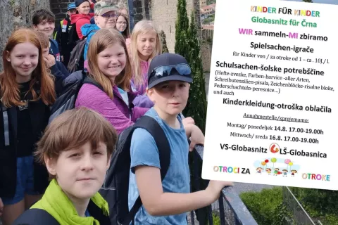 <br>Podpis k sliki (otroci iz Globasnice pomagajo Črni)<br><br>Takole učenci Ljudske šole iz Globasnice vabijo k zbiranju pomoči za otroke iz popolnoma uničene Črne na slovenski strani meje. / Foto: Časopis Novice Celovec