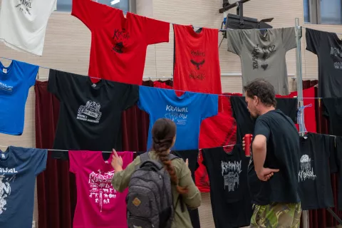 Razstavo fotografij, plakatov, majic in artefaktov skozi leta Krawala si je moč ogledati še do nedelje. / Foto: Primož Pičulin