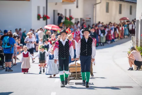 Najprej je bil sprevod narodnih noš / Foto: Nik Bertoncelj