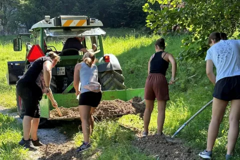 Delovne akcije v KS Jo&scaron;t se je v ponedeljek udeležilo skoraj petdeset krajanov. / Foto: KS Jo&scaron;t/Marko Bajt