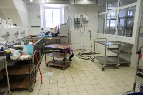 izredne razmere gorenjska poplave poplava 11.8.2023 Begunje na Gorenjskem Ministrica za kulturo dr. Asta Vrečko, državni sekretar mag. Marko Rusjan in državna sekretarka v kabinetu predsednika vlade dr. Kaja &Scaron;irok obiskali nekatere v poplavah prizadete dele Gorenjske. Velika &scaron;koda je nastala na kulturni dedi&scaron;čini, na arhivskem in knjižničnem gradivu. Obisk v Begunjah na Gorenjskem ogled &scaron;kode, ki je nastala na Ravnikarjevi ureditvi pokopali&scaron;ča talcem in Gradu Kacen&scaron;tajn z neposredno okolico, Plečnikov mavzolej / Foto: Tina Dokl