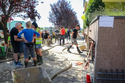 dan solidarnost po poplavah poplave prostovoljci prostovoljec gasilec gasilci 14.8.2023 občina Komenda v Moste naselje Zeleni gozdiček / Foto: Tina Dokl