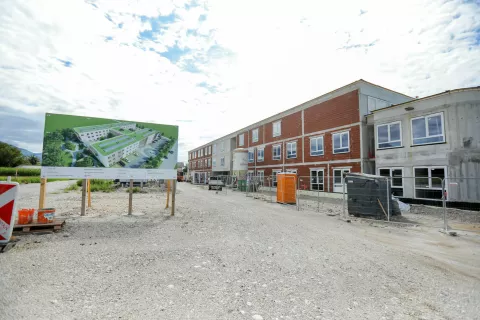 Prvi stanovalci bi se v dom starej&scaron;ih v &Scaron;enčurju lahko vselili že ob koncu leto&scaron;njega oziroma začetku prihodnjega leta. / Foto: Tina Dokl