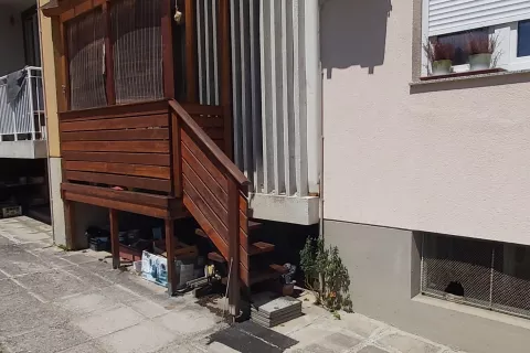 Eden od stanovalcev bloka na Trojarjevi ulici v Kranju naj bi nelegalno gradil balkon in stopnice. / Foto: arhiv stanovalcev
