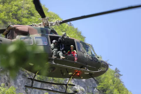 tiskovna konferenca GRZS, praktični prikaz reševanja klasično in helikoptrsko zaplezanega planinca, Mojstrana / Foto: Tina Dokl
