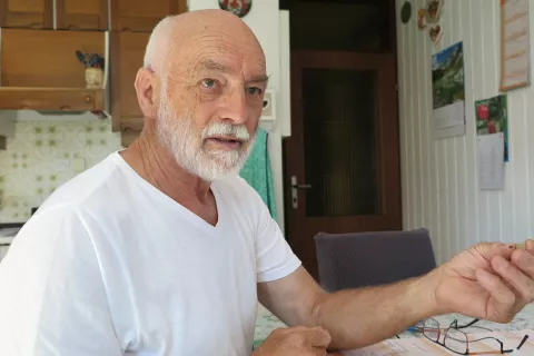 France Stare sam ali v družbi redno zahaja v Crngrob in domov prinaša zanimive najdbe. / Foto: Vilma Stanovnik